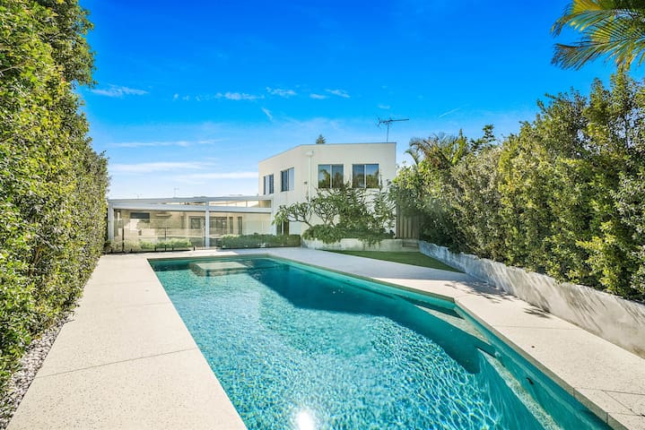 Luxe Lagoon: Family-Friendly Retreat with Pool