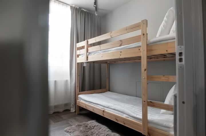 בחדר שינה 2 יש מיטת קומותיים, המספקת מקום שינה לשני אנשים.