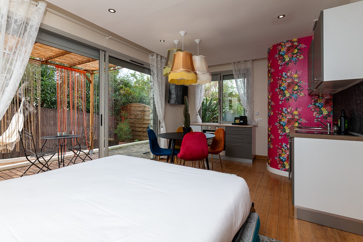 Студио с кухненски бокс и трапезария, идеално за комфортен престой в Мандара Бийч. 