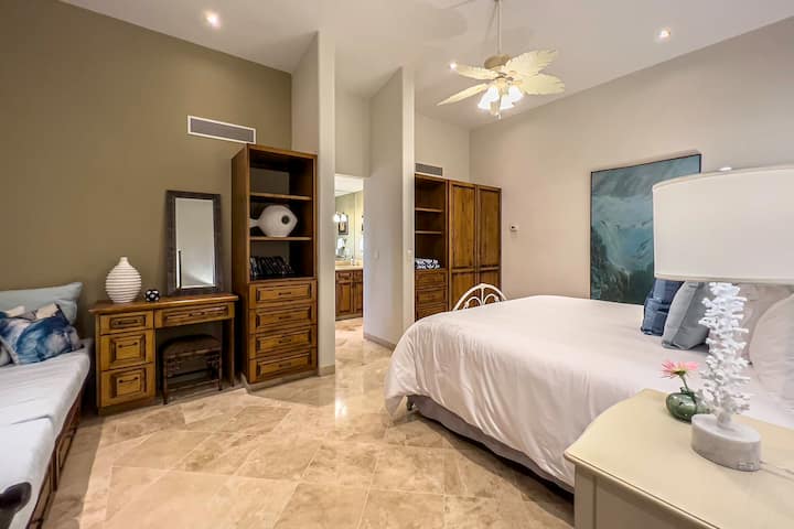 在我们的毛绒加大双人床垫上漂流入梦境。