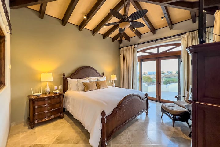 在我们的加大双人床上放松身心。