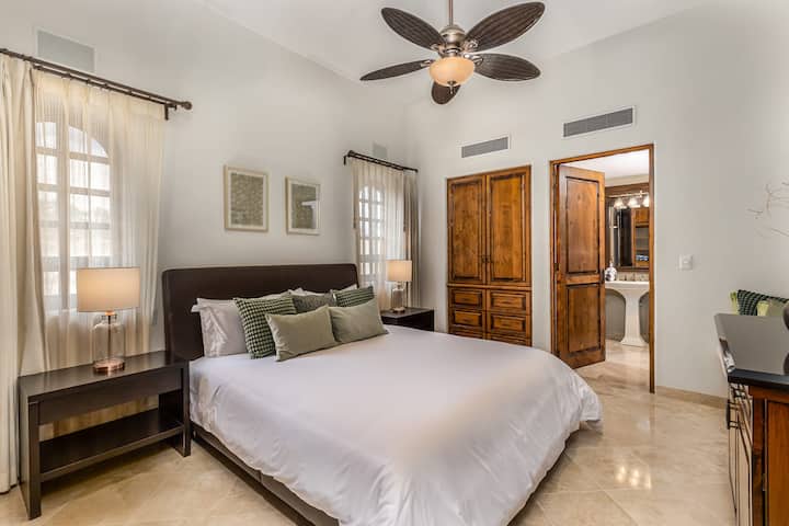 在我们温馨的加大双人床天堂放松身心。