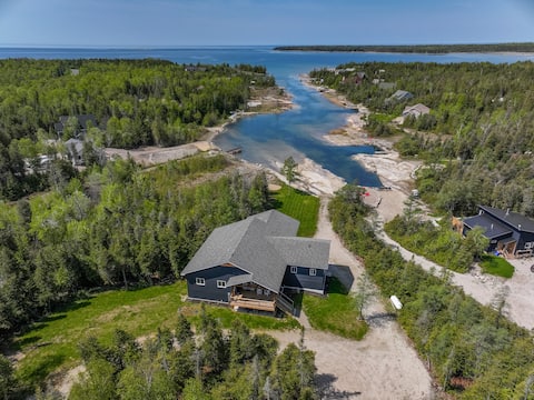 Luxury Lakefront Escape with Games Room
