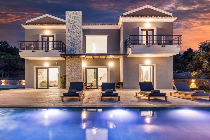 TitusCFU Holiday Rentals Management managed Airbnb listing 1