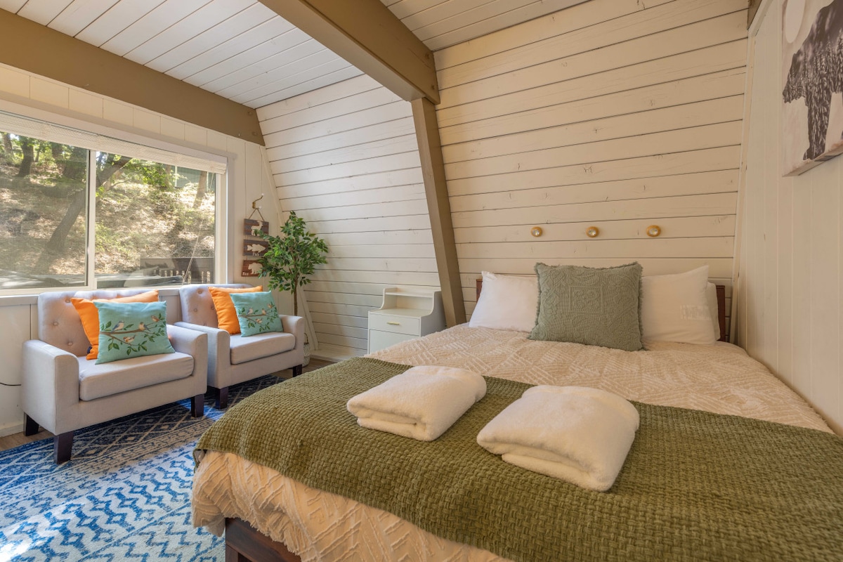 Druga spavaća soba s bračnim krevetom; prirodno osvjetljenje, uređen namještaj i udoban krevet