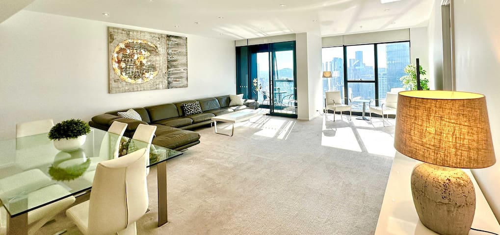 Prima Tower-Penthouse Style Apt. near Casino, MCEC gallery image 3