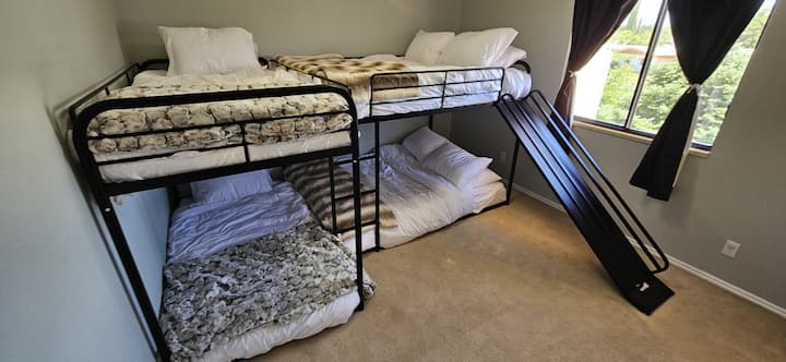 Spálňa 3 s 2 oddelenými posteľami a 2 manželskými posteľami a šmýkačkou