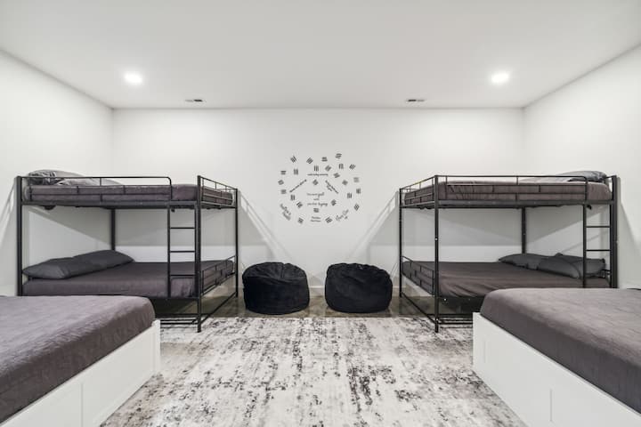 Ქვედა ორსართულიანი ოთახი 2 სრული საწოლითა და 2 სრული ორსართულიანი საწოლით