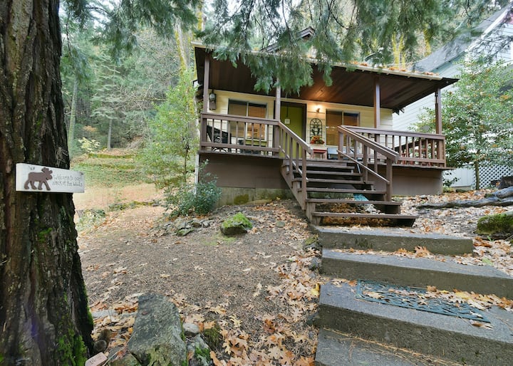 River Run Cabin in Historic Shasta Retreat. Cabins for Rent in