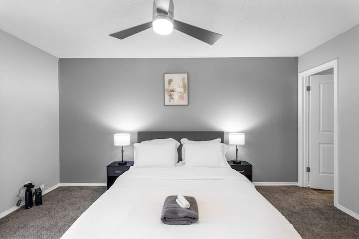 Chambre confortable et moderne conçue pour un séjour reposant près de l'AT&T Stadium. Dispose d'un lit moelleux, de draps frais de qualité hôtelière et d'un aménagement propice à la détente, idéal après les jours de match, les concerts ou les longues journées de voyage