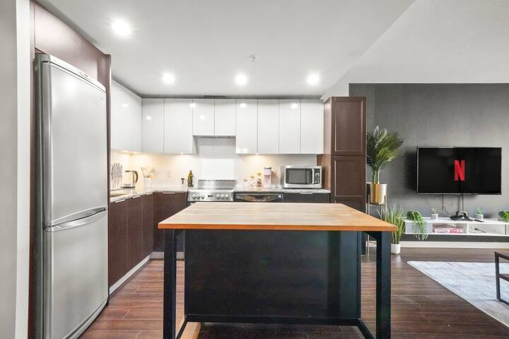 2-Bedroom Townhome by Downtown with Free Parking! gallery image 5