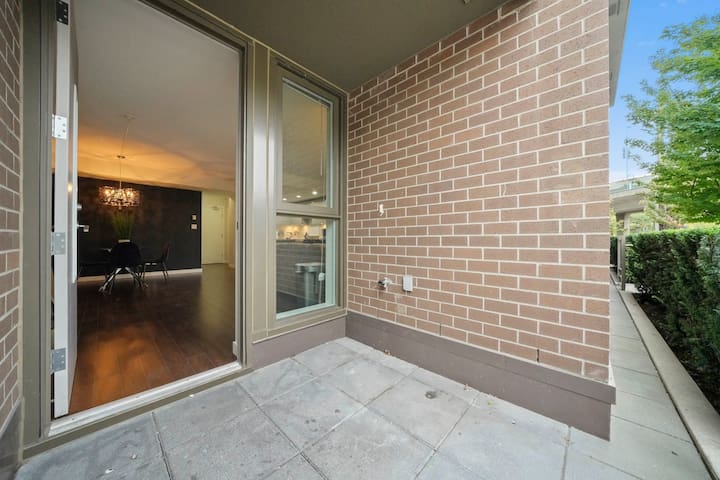 2-Bedroom Townhome by Downtown with Free Parking! gallery image 4