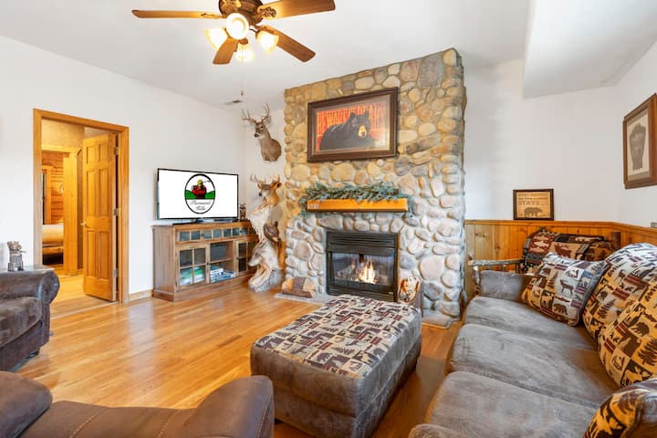 2bd + Loft, Walk-in Cabin- Deals On Golf & Tickets - Branson, MO