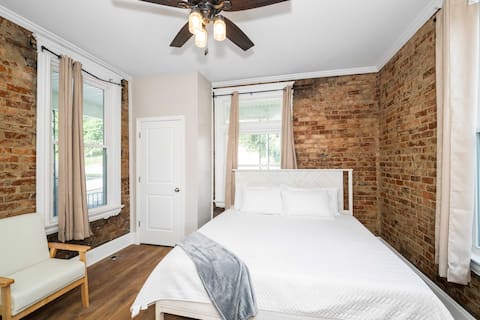 Ludlow Lodge w/ City Views