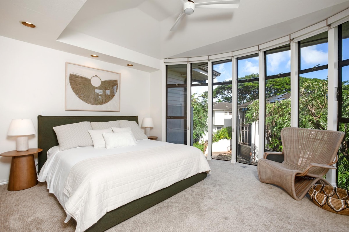 Moderna svjetlosna kupola obavija ovo utočište mira, gdje se meka posteljina stapa sa šapatom bujnog vrta.