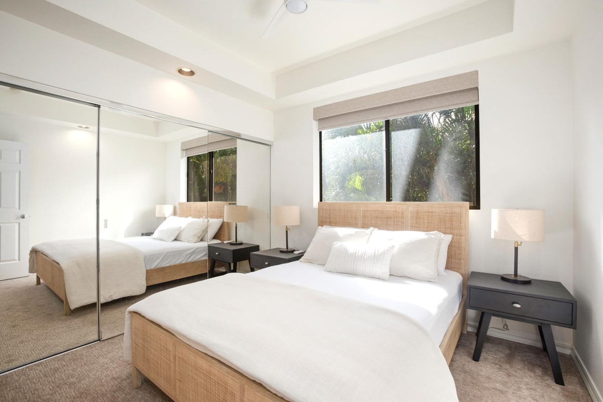 Spoj profinjene jednostavnosti i udobnosti? Ova soba za goste blista mekim svjetlom, zrcalnim šarmom i svježom posteljinom