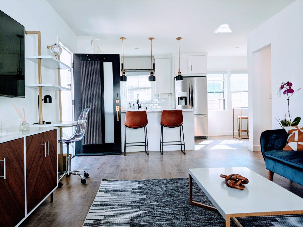 Este luminoso y espacioso departamento de un dormitorio cuenta con un concepto abierto con cocina comedor, sala de estar separada y rincón comedor. 

https://youtu.be/td9nMqKT9YQ