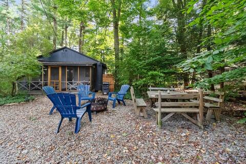 Cozy Pocono Bungalow | BBQ | Pets OK!