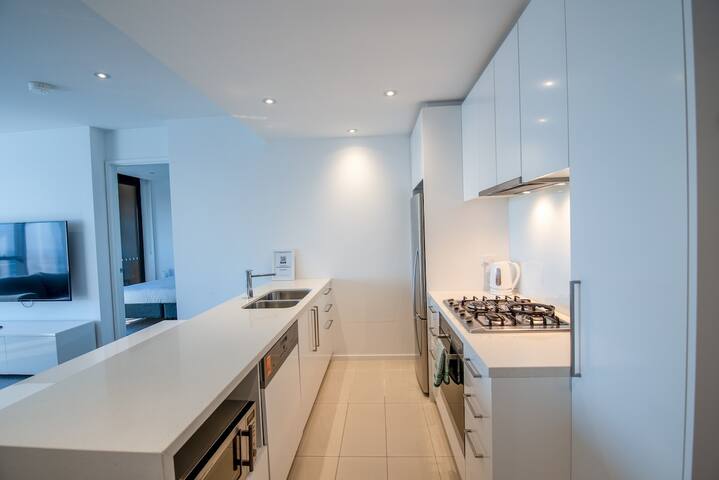 Prima Tower- Luxury Apt. Opposite to Casino & MCEC gallery image 4