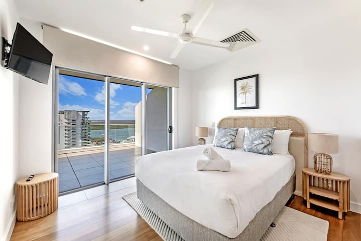 Tretia spálňa s televízorom, prístupom na balkón, vlastnou kúpeľňou a vstavanými šatníkmi.