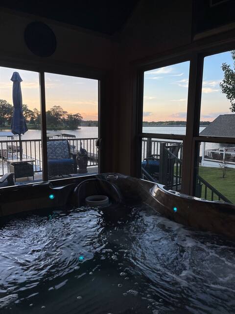 Great location! Hot Tub! Firepit! 3 King Bedrooms