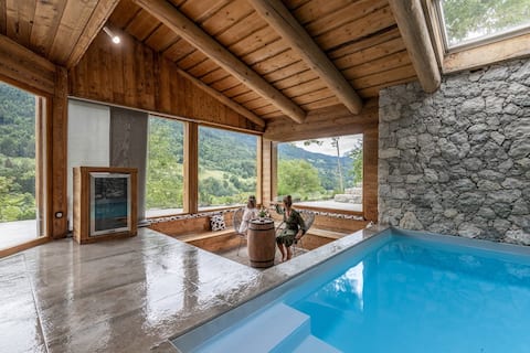 The Blue Chalet: Indoor pool, sauna, elevator