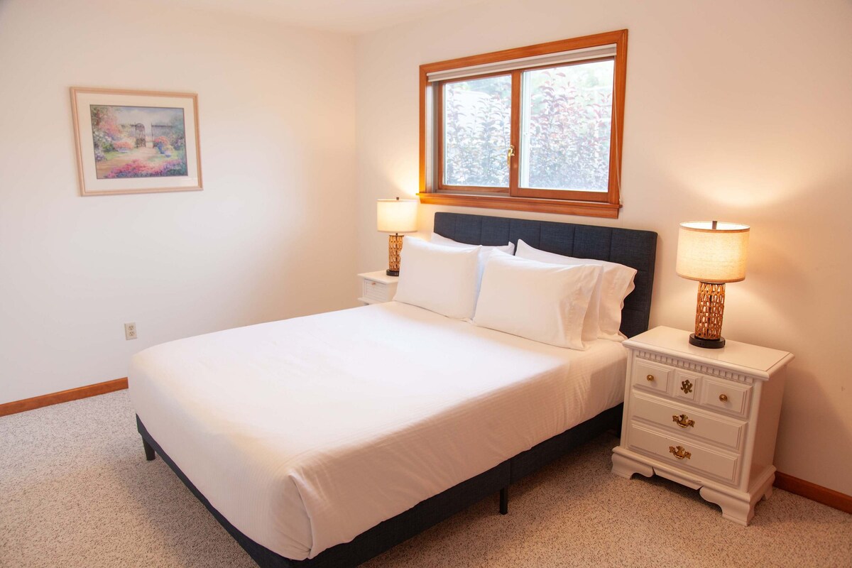 חדר שינה קווין בקומה התחתונה 1 - נוחות במפלס הראשי עם נגיעות נעימות ואור טבעי.