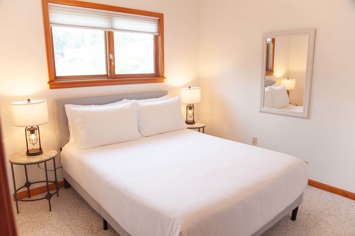 חדר שינה קווין בקומה התחתונה 2 - חדר קווין שני בקומה הראשית - מושלם לזוגות או משפחה.