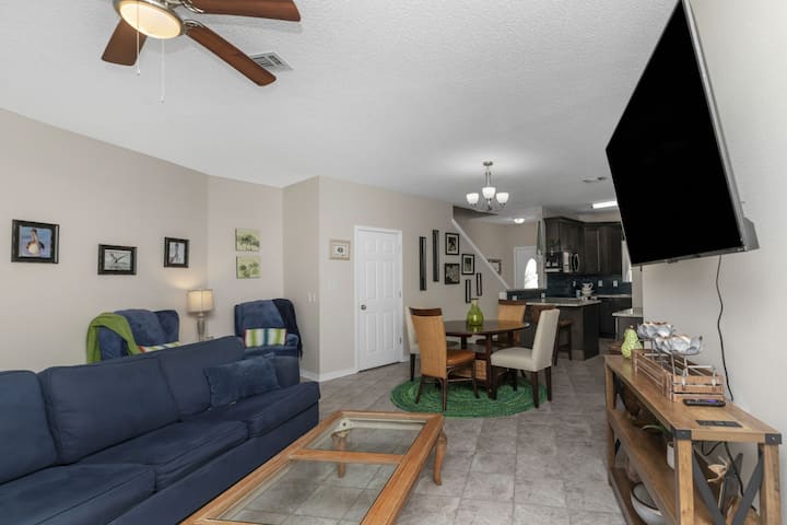 טלוויזיות חכמות נמצאות בסלון ובכל חדרי השינה