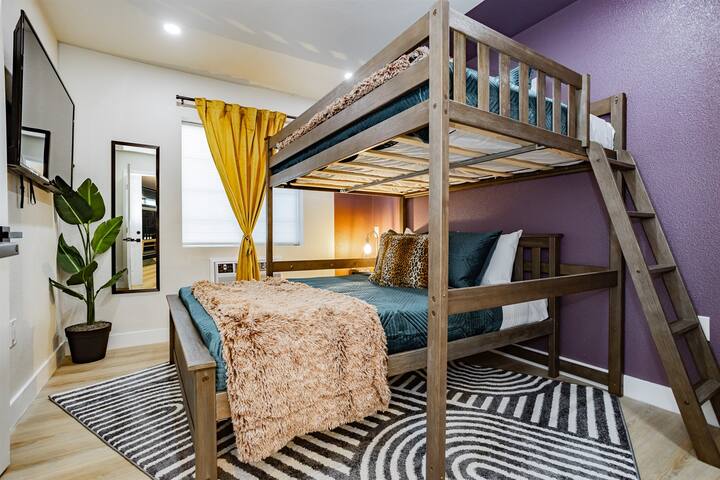 Epic Group Haven: 5 Suites, Sleeps 34, Near Strip gallery image 3