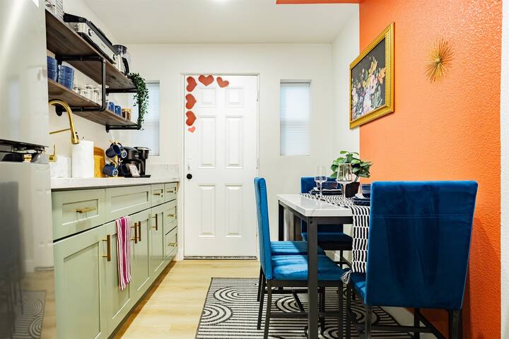 Epic Group Haven: 5 Suites, Sleeps 34, Near Strip gallery image 5