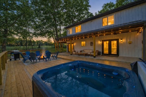 Lake access, hot tub, fire pit, king suite, arcade