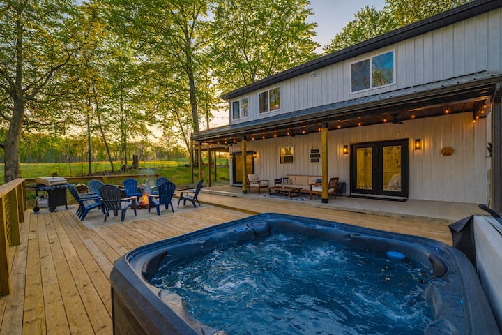 Sleeps 12 | Hot Tub + Lake Access | Game Loft