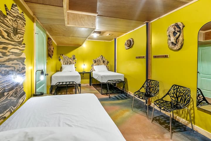 Kjo dhomë gjumi në katin e poshtëm ka tre gdhendje druri: një kafkë ariu, një kafkë korbash,  një kafkë njeriu. Dhe tre krevate dopio. 