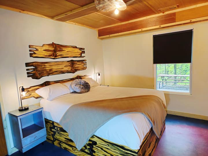 Kjo dhomë gjumi tokësore në katin e poshtëm me një krevat dopio "queen" mund të ketë dyshemenë më të mirë në Lozhën e Artit. 