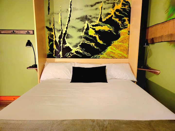 Ky krevat i rehatshëm dopio "queen" ndodhet në dhomën e dytë të gjumit në katin kryesor; Korbi pikturoi muralin e frymëzuar japonez që sheh këtu.