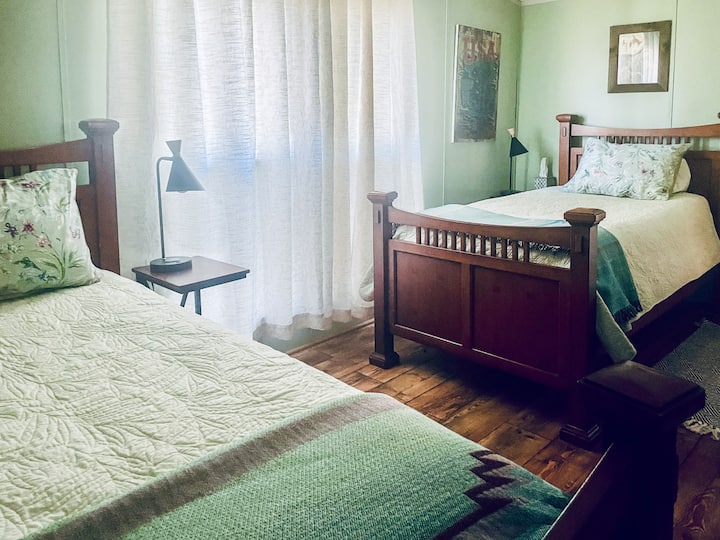 Chumba cha kulala 3. Vitanda viwili, televisheni janja.