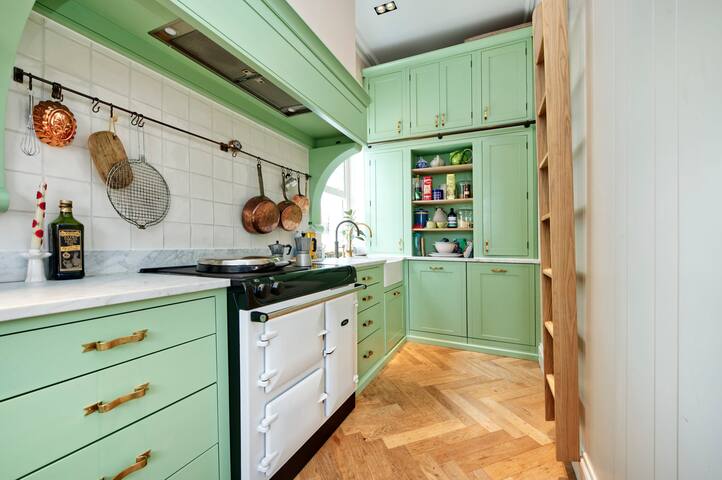 Charming 2 Bedroom 2 Bathroom, Notting Hill gallery image 5