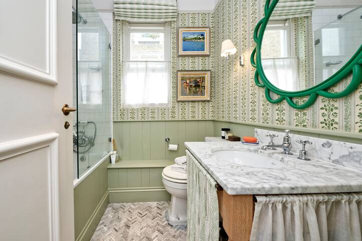 Charming 2 Bedroom 2 Bathroom, Notting Hill gallery image 4