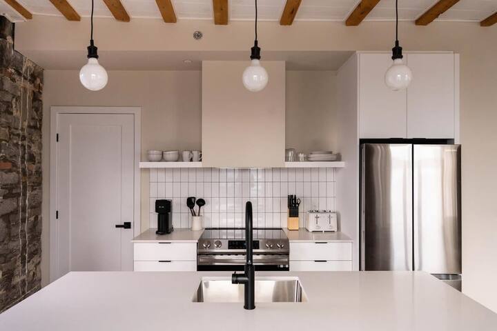 Luxury Apartment in Old Montreal, River View – 302 gallery image 2