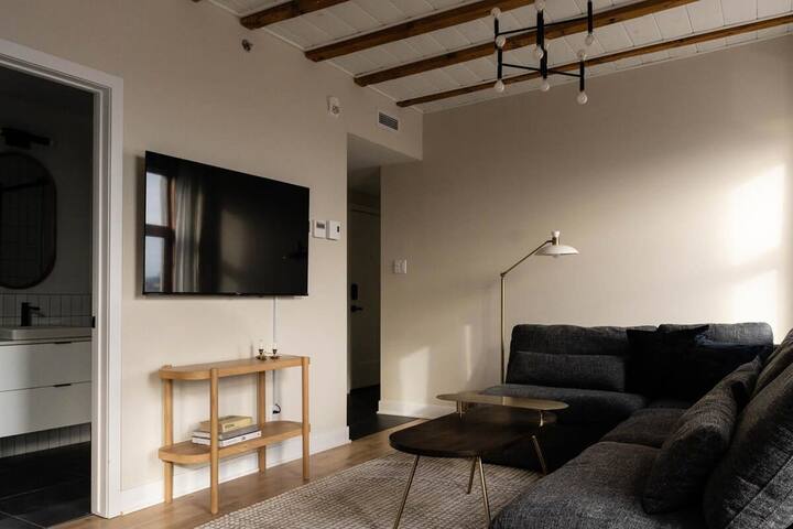 Luxury Apartment in Old Montreal, River View – 302 gallery image 5