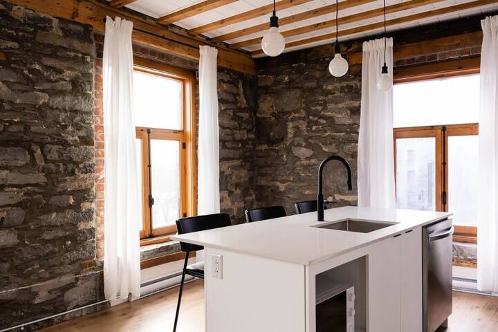 Luxury Apartment in Old Montreal, River View – 302 gallery image 4