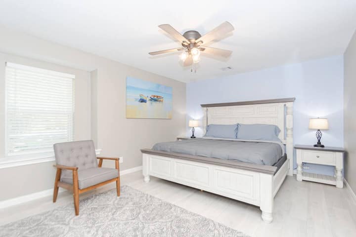 Главна спална соба со брачен кревет (широк 180 – 200 см) и приватна бања (поглед 1).