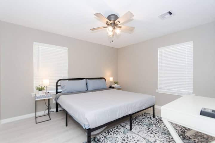 Втора спална соба со брачен кревет (широк 180 – 200 см) (поглед 1). 