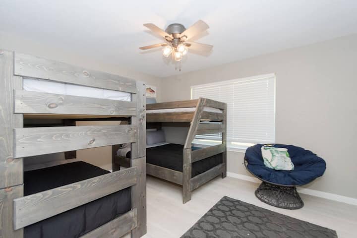 Трета спална соба со кревет од две единечни кревети и кревет од два кревета од една страна и еден брачен кревет од друга страна.