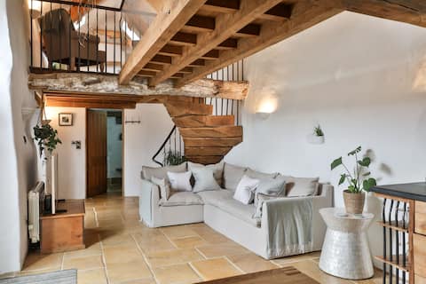 Popular Airbnb listing: Coastal luxury barn Saunton, Croyde EV/Dogs in Braunton