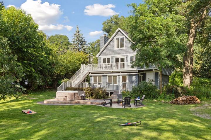 Lakefront Retreat: Sauna, Hot Tub, Firepit & More
