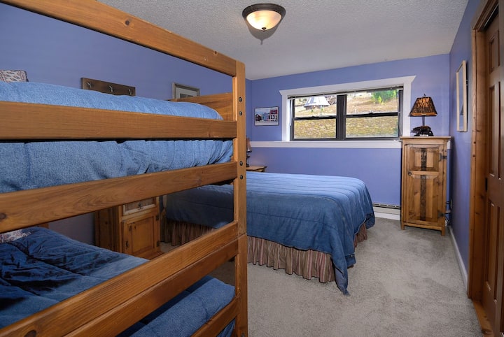 Habitación 2 con cama tamaño queen y literas individuales