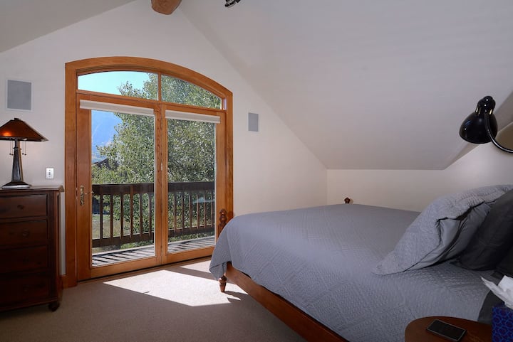 3rd flr primary suite w/king