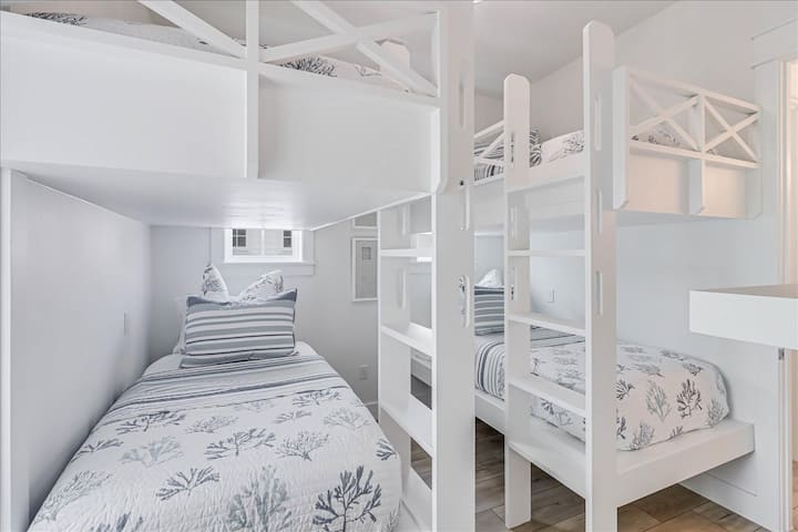 Dormitorio con literas, segundo piso. 